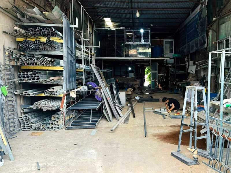 Thợ cắt nhôm kính cách âm